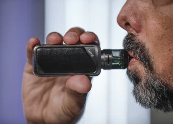 Plataformas devem remover propagandas de cigarros eletrônicos