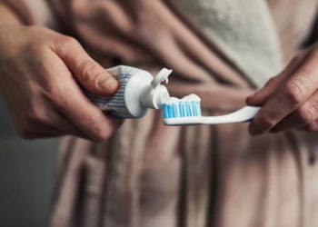 Nem bem, nem mal: o que uma pesquisa brasileira descobriu sobre cremes dentais veganos