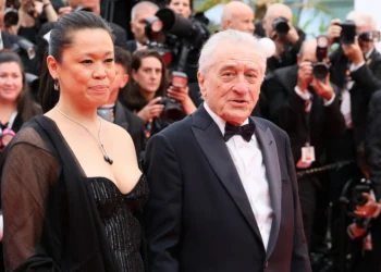 Homenageado em Cannes, De Niro chega ao lado de namorada 35 anos mais nova