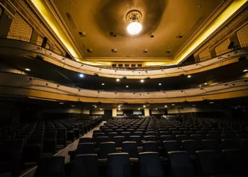 Teatro tombado do Rio de Janeiro terá visitas guiadas teatralizadas