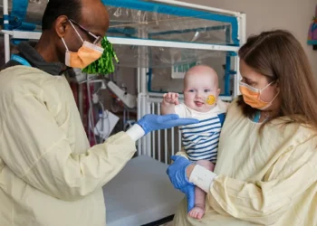 Histórico: primeira terapia genética personalizada é testada em bebê; entenda