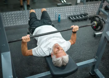Potência ou força? A estratégia na musculação que mais beneficia idosos