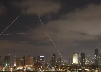 Israel ataca aeroporto de Mashhad, Irão lança oitava vaga de ataques