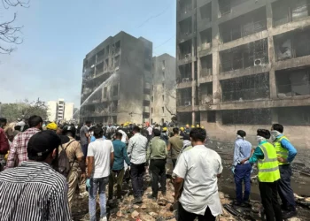 ​Avião da Air India atinge prédio. “O meu filho saltou do segundo andar”