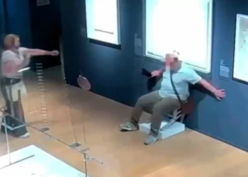 Aviso “não tocar”, devia ser “não sentar”. Turista parte cadeira de cristais no museu Palazzo Maffei