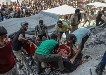 Tanques israelitas matam 59 civis em Gaza durante entrega de ajuda