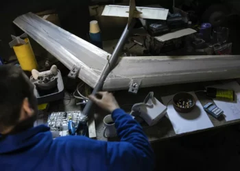 Contentores nas traseiras de camiões. Como a Ucrânia atacou 41 bombardeiros da Rússia