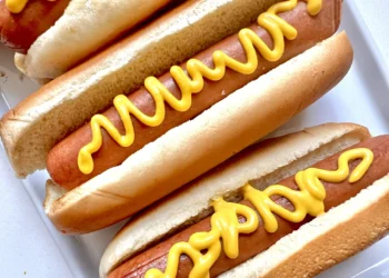 Comer um cachorro-quente por dia eleva risco de doenças, diz estudo