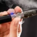 Vape em alta, rouquidão também: pesquisas online sugerem relação entre cigarro eletrônico e problemas vocais