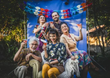 Espetáculo no Sesc Tijuca traz olhar poético e bem-humorado sobre velhice