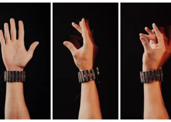 Pulseira traduz gestos de mão em comandos de computador