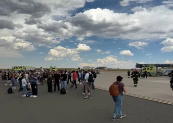 Avião da American Airlines evacuado de urgência em Denver