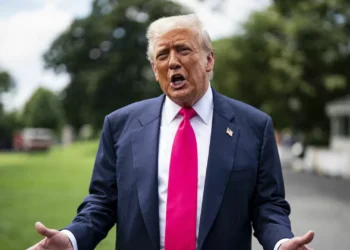 Trump vs. humoristas. “Adora” despedimento de Colbert e diz que “Kimmel é o próximo”