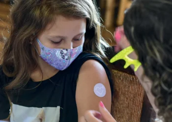 Após alta de crianças sem nenhuma dose de vacina, imunização avança nas escolas, diz ministério