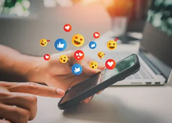 Como os algoritmos influenciam o acesso à informação nas redes sociais