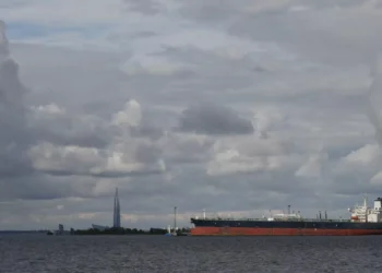 UE limita preço do petróleo comprado à Rússia no 18.º pacote de sanções