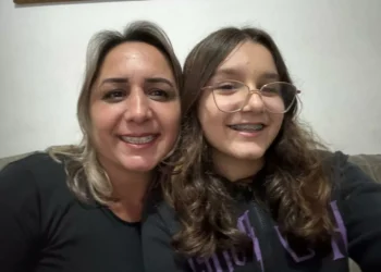 ‘Quero andar com os dois pés no chão’, sonha menina de 11 anos após cirurgia inédita