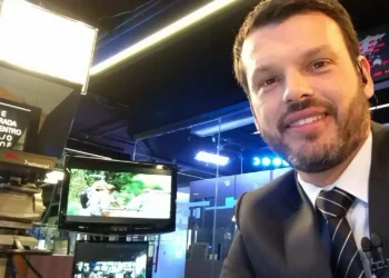 Repórter da Band agride jornalista da Record ao vivo nas duas emissoras