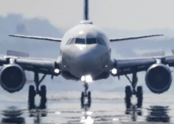 Homem morre sugado por motor de avião