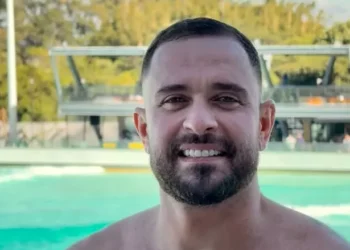 Diogo Nogueira em novo visual irreconhecível: cabeleira e barbudo