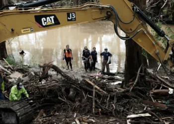 Cheias fazem mais de 100 mortos Texas entre críticas à falta de alerta