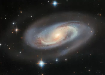 Galáxia discreta esconde buraco negro 174 milhões de vezes maior que o Sol