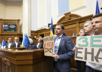 ​Parlamento ucraniano aprova reposição da independência de agências anti-corrupção