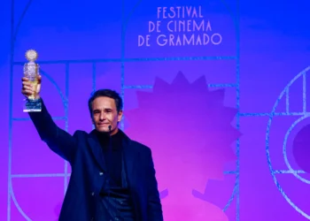 Rodrigo Santoro se emociona com homenagem no Festival de Gramado
