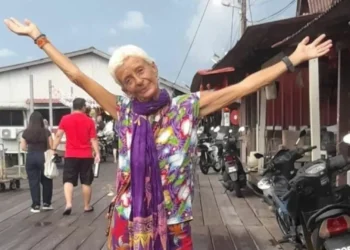 Turista de 72 anos encontrada morta e enterrada em praia da Indonésia