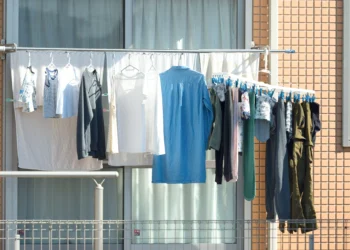 Roupas encolheram? Cientista têxtil revela truques para recuperar diferentes tecidos