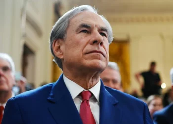 Governador do Texas ameaça deter democratas ausentes de votação sobre revisão dos círculos eleitorais