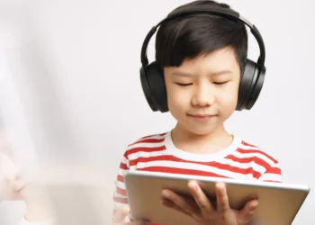 Ler ou ouvir? o que ensina mais, segundo a neurociência