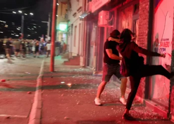 Quinta noite de protestos na Sérvia. Manifestantes atacam delegação do partido de governo