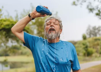 O novo fator que envelhece o corpo tanto quanto beber e fumar – e a que todos estamos expostos