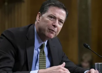 Ex-diretor do FBI James Comey acusado após pressões de Trump