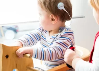 Terapia gênica pode devolver audição de crianças e adolescentes com surdez congênita