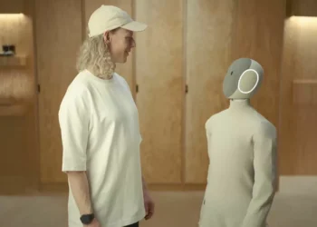 Lava a loiça, passa a ferro, arruma a casa: NEO, o primeiro robô doméstico já está à venda