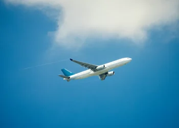 Emergências médicas durante voos aumentam pelo mundo. Como se precaver?