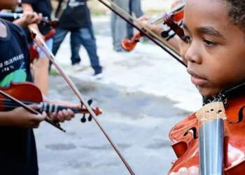 Projeto leva aulas de música para crianças em áreas vulneráveis do Rio