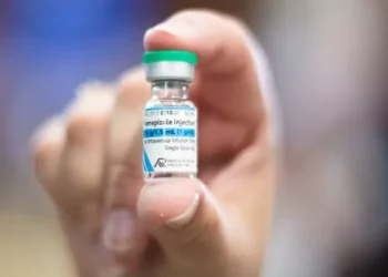 Metanol em bebidas: Brasil recebe lote de antídoto para intoxicações