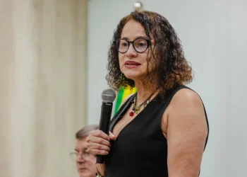 Vacina brasileira contra covid-19 ajuda a combater negacionismo, diz ministra