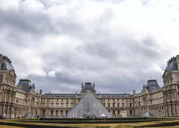 Joias roubadas no Louvre avaliadas em 88 milhões de euros