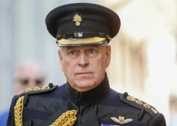 ​Príncipe André abdica do título de Duque de Iorque após “conversa com o rei”