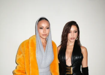 Com look ousado, Sabrina Sato divide holofotes com Anitta em Paris