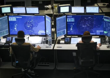 Falta de pessoal no controlo aéreo volta a atrasar voos nos EUA