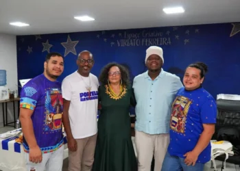 Portelenses assinam traje de Ana Maria Gonçalves em posse na ABL