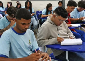 Renda e cor são determinantes para não concluir ensino médio no país