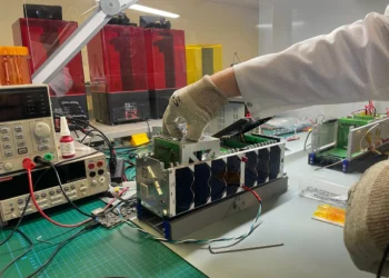 Inteligência artificial pilota satélite no espaço pela primeira vez