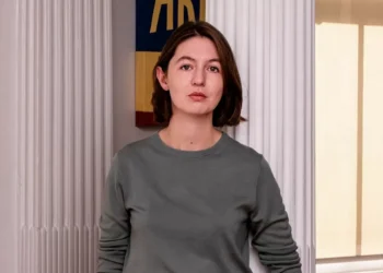 A causa política que pode levar Sally Rooney a ter livros banidos na Inglaterra