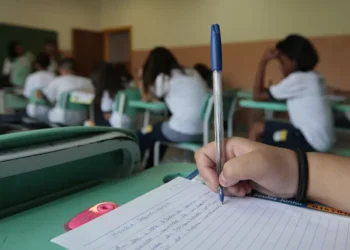 Fim do ano letivo intensifica ansiedade entre estudantes, aponta especialista